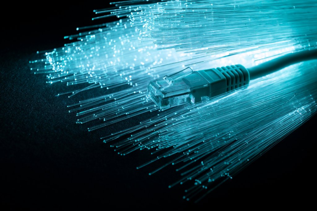 niebieski swiatlowod z kablem ethernet